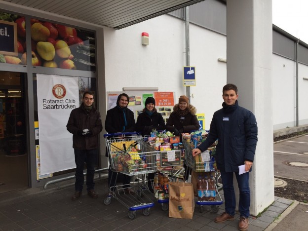 Kauf-eins-mehr Aktion bei Edeka Lonsdorfer 2014 – Rotaract Club Saarbrücken
